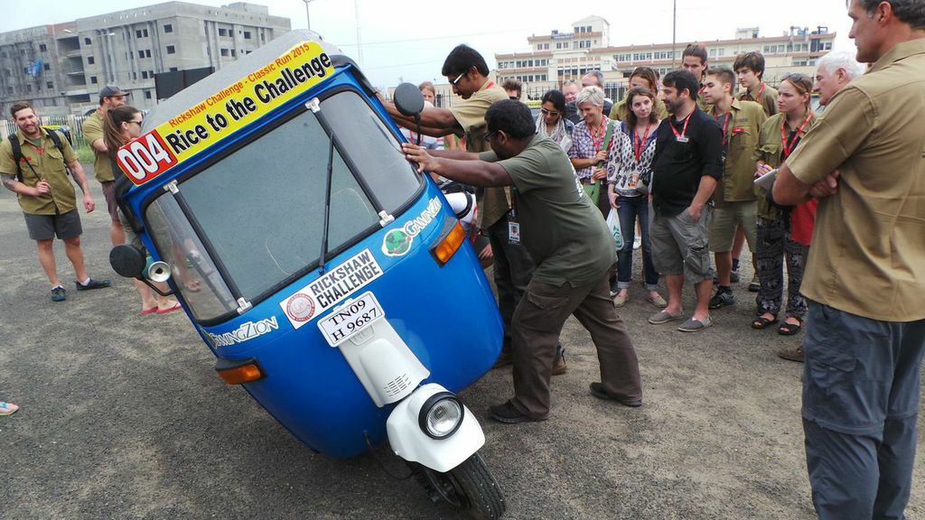 Aravind and Princely demonstrate how light rickshaws are and how easily they can topple... they also show how you can change a tyre! 